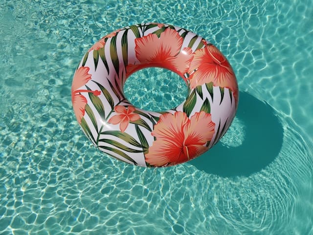 プール　浮き輪　夏